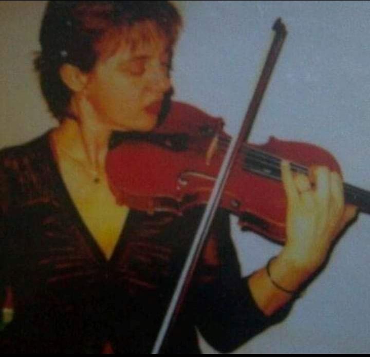 Bronwyn Burns - violin